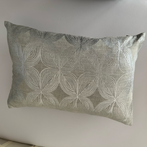 Rectangle metallic and linen throw pillow - Picture 3 of 3